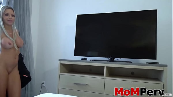 La belle-mère blonde aux gros seins Nina Elle désire ses beaux-fils BBC