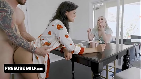 FreeUse Milf - Adolescente loira gostosa entra na casa Freeuse de sua madrasta e deixa seu primo adorá-la em todos os lugares