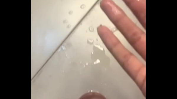 火辣妓女用喷水和精液弄湿了一切，我怀疑她的 ROSEREDVIP 不会射精