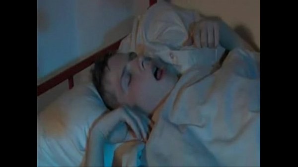 Menino sendo perfilado por um estudante universitário